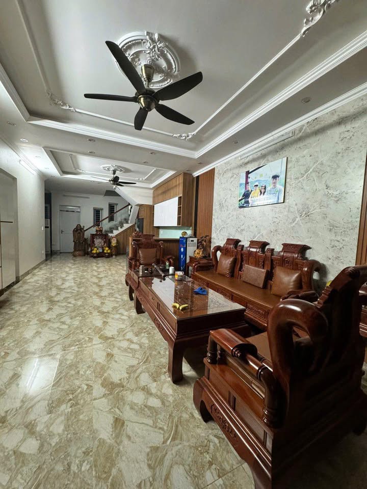 Nhà 2 tầng sân vườn hồ cá koi tại Quảng Hưng, 184m² giá 8 tỷ - Không gian sống lý tưởng!