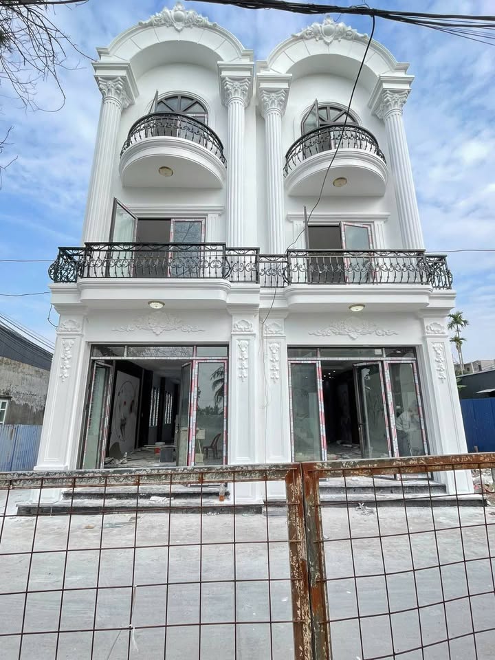 Nhà 3 tầng Tân Cổ Điển 47m² giá 3.25 tỷ - Ô tô đỗ cửa, vị trí đẹp!