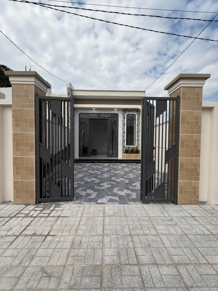 Nhà phố hiện đại tại Hòa Thành, Tây Ninh 125m² giá 1.39 tỷ - Không gian thoáng mát, đầy đủ nội thất!