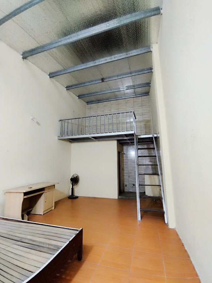 Phòng cho thuê khép kín tại Nam Đuống, Thượng Thanh 30m² chỉ 2.8 triệu - An ninh tốt, gác xép thoáng đãng!