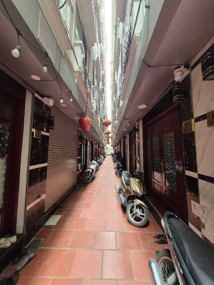 Nhà 5 tầng Cổ Nhuế 40m² giá 7.7 tỷ - Sẵn sàng vào ở ngay!