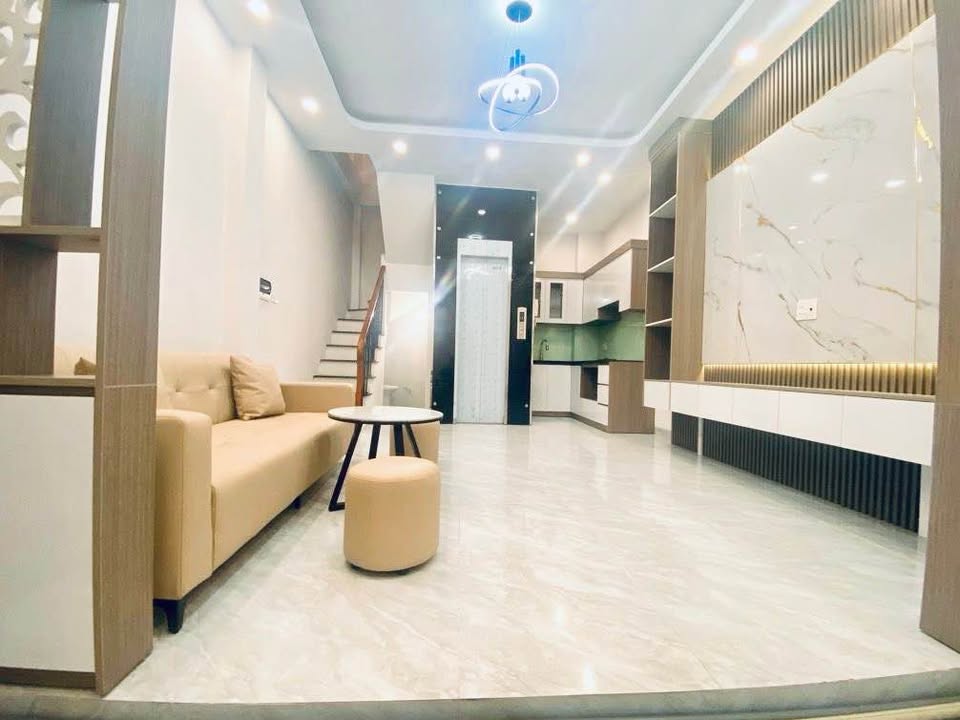 Nhà phố Lạc Long Quân, Cầu Giấy 37m² giá 8 tỷ - Thiết kế hiện đại, thang máy