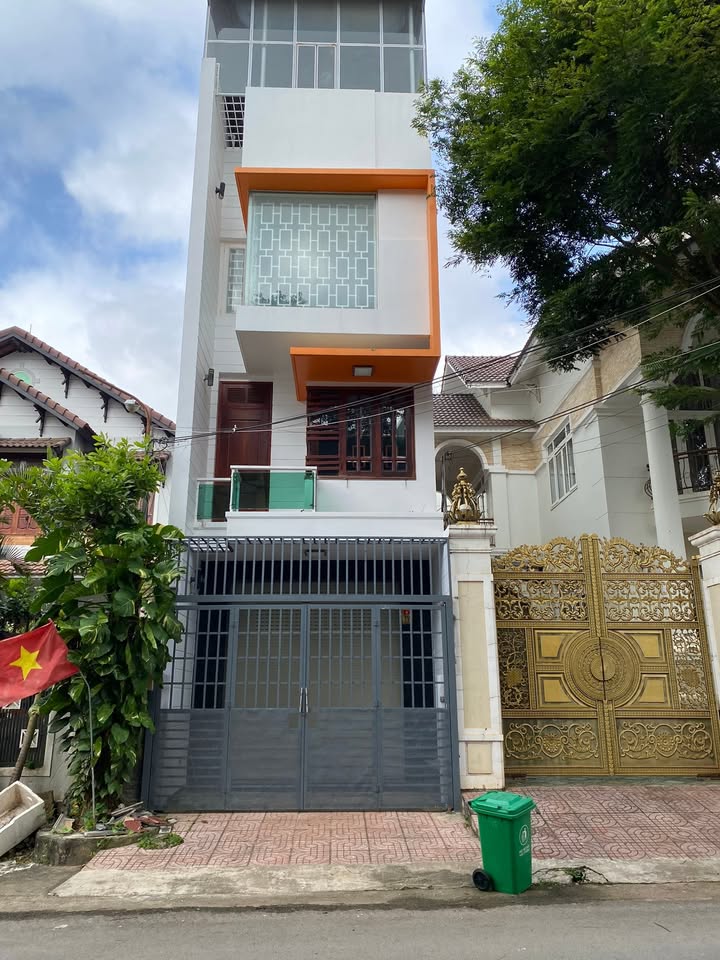 Nhà mặt tiền kinh doanh 4 tầng tại Buôn Ma Thuột 72m² giá 7.6 tỷ - Vị trí đắc địa gần Metro!