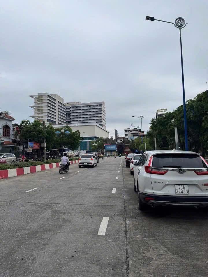 Bán gấp nhà mặt phố Bùi Thị Xuân 146m² giá 15 tỷ - Đối diện nhà thi đấu Hải Dương!