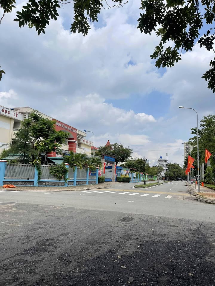 Mặt tiền khu biệt thự Thủ Đức 140m² giá 9.9 tỷ - Dòng tiền ổn định 30 triệu/tháng!