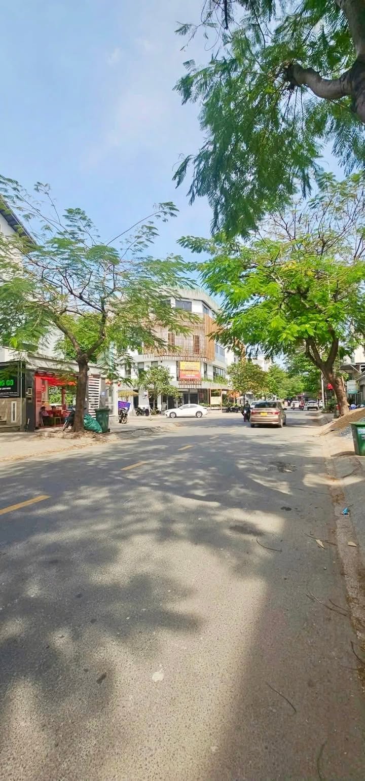 Bán gấp FrontHouse mặt tiền Đỗ Xuân Hợp, Q2, 108m² giá 16 tỷ - Kinh doanh sầm uất!