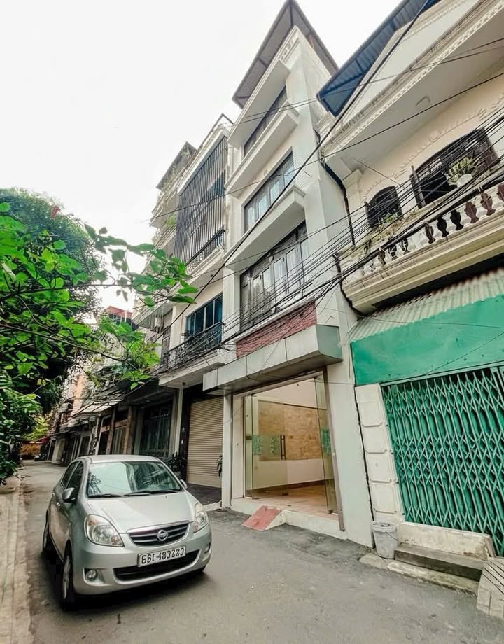 Nhà phố Hoàng Quốc Việt Cầu Giấy 60m² giá 18.9 tỷ - Kinh doanh sầm uất, ô tô tránh!