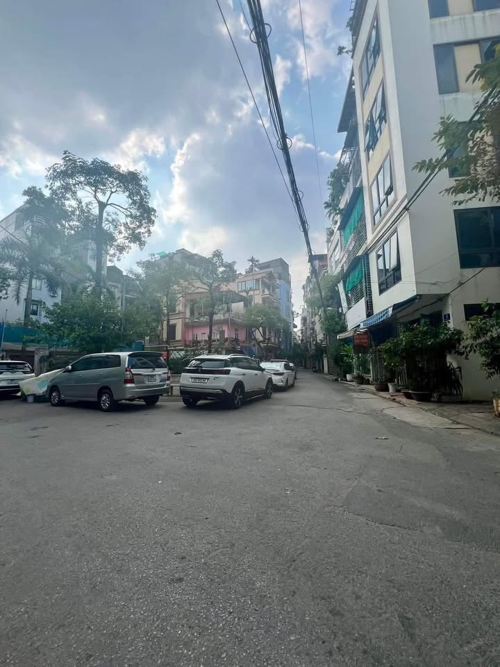 Nhà góc 38m² phố Hoàng Hoa Thám, Ba Đình giá 10.5 tỷ - Ô tô vào nhà, thang máy tiện nghi!