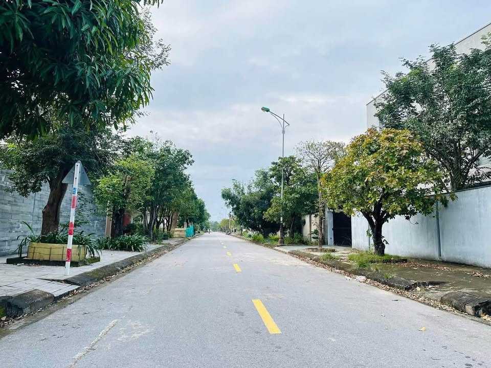 Biệt thự mặt tiền Hoàng Thị Loan, Đồng Hới 448m² giá 15 tỷ - Gần hồ và công viên!