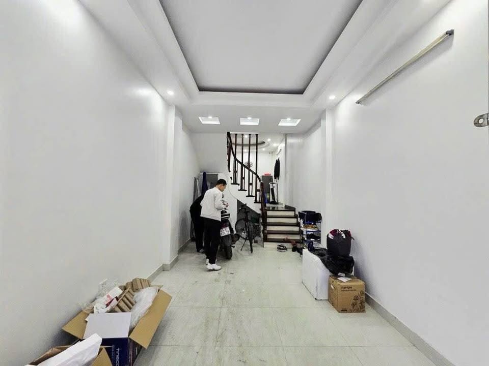 Nhà Lạc Long Quân, Tây Hồ 34m² giá thỏa thuận - Full nội thất, giao thông thuận tiện!