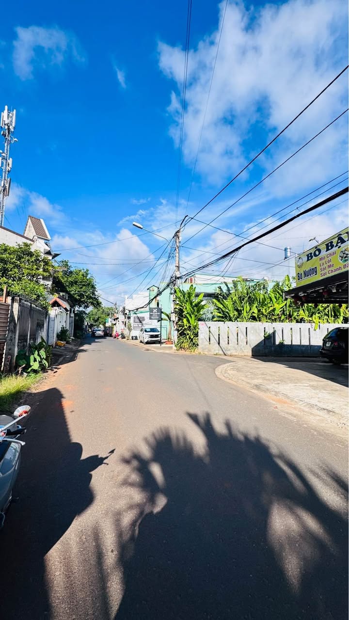 Bán mặt tiền Đinh Núp, Buôn Ma Thuột 95m² giá 4.5 tỷ - Định cư lý tưởng và kinh doanh thuận lợi!