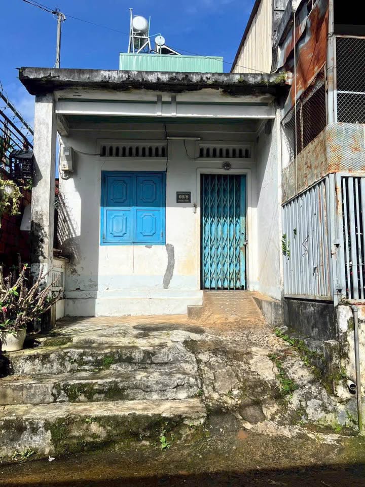 Bán đất có nhà cấp 4 Hẻm 60 Phùng Hưng, Pleiku - Giá chỉ 950 triệu!