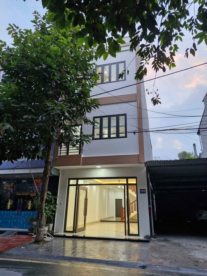 Nhà 3 tầng mới xây tại Lê Thiết Hùng, Cam Đường, 77m² - Sẵn sàng vào ở ngay!