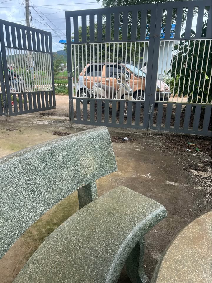 Nhà Ka Đô Đơn Dương 450m² giá 1.5 tỷ - Mặt tiền đường bê tông, tiện nghi đầy đủ!