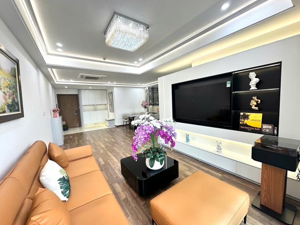 Căn hộ 2PN 2WC Cầu Giấy 52m² giá 5 tỷ - Sổ đỏ lâu dài, nội thất đẹp!