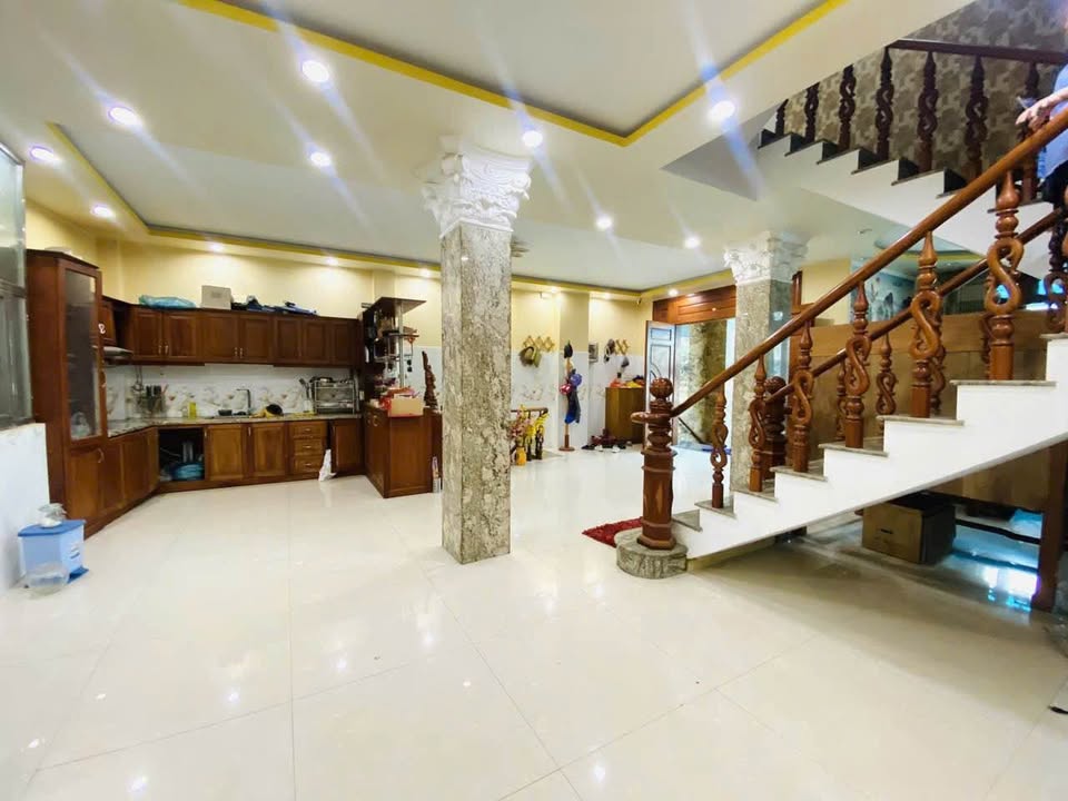 Nhà phố An Dương Vương, Quận 8, 94m² giá 13.3 tỷ - Kết cấu kiên cố, tiện ích đầy đủ!