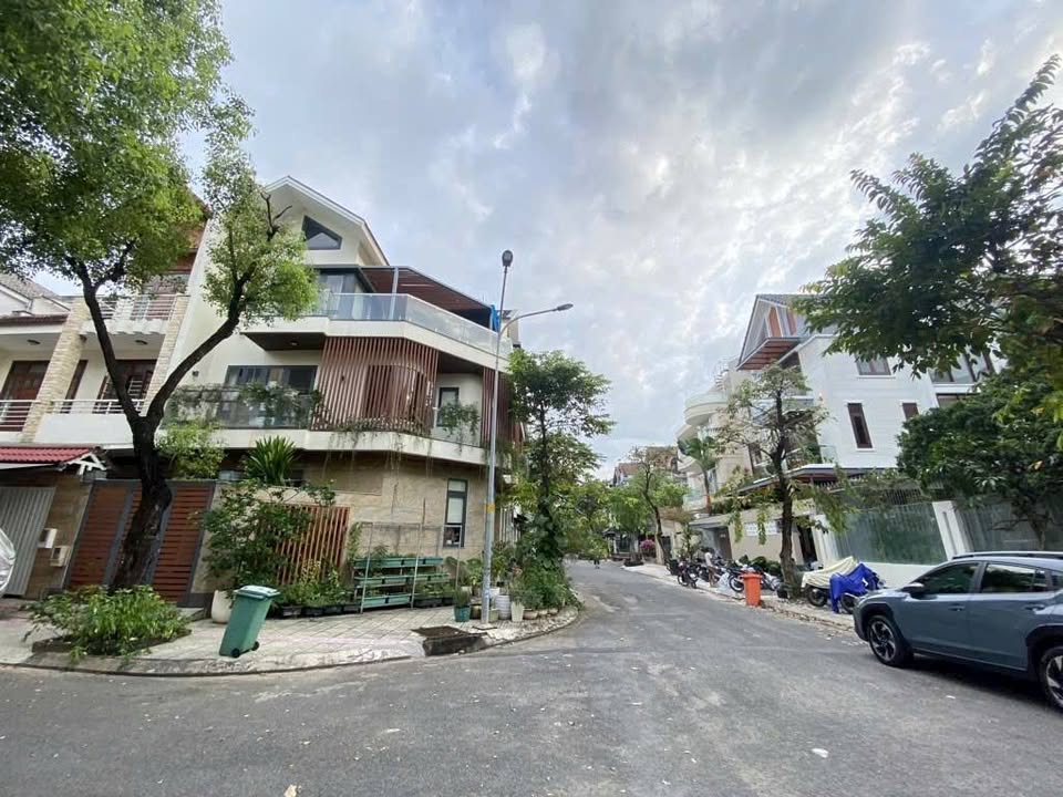 Hotel 4 tầng góc 2 mặt tiền Tân Phong Quận 7 giá 28 tỷ - Đầu tư sinh lời hấp dẫn!