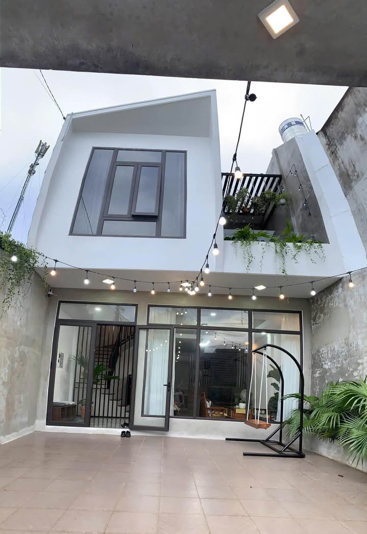 Nhà phố Phú Đổng, Pleiku 143m² giá 3.3 tỷ - Full nội thất, sẵn sàng ở!