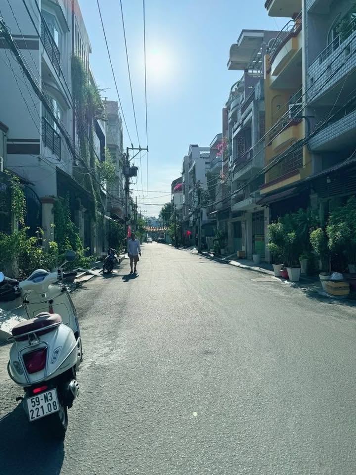 Nhà cấp 4 hẻm 1 sẹc Lạc Long Quân, Q11, 63m² - Tiện xây mới ngay!