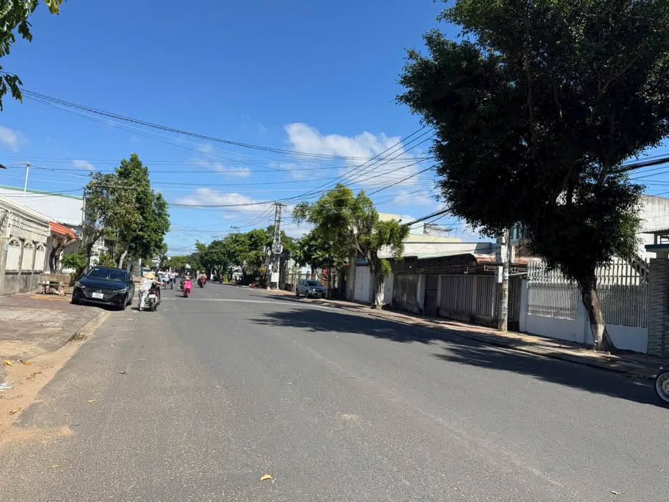 Đất nền mặt tiền đường Trần Văn Hai, TP. Kon Tum 204m² giá 2.1 tỷ - Vị trí kinh doanh đắc địa!