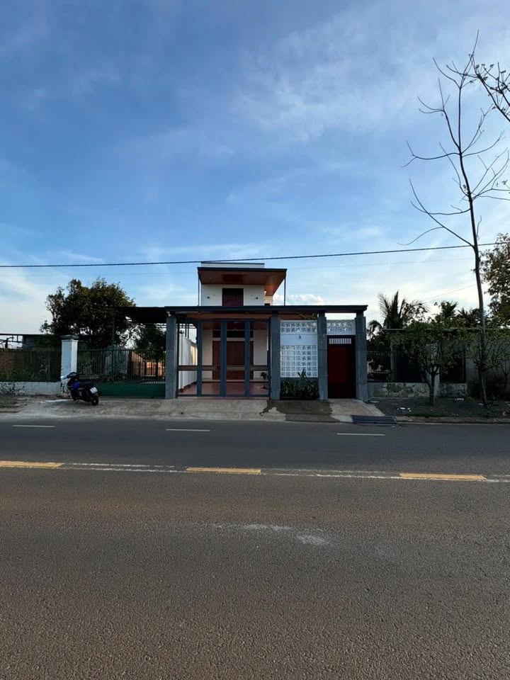 Nhà mặt tiền Y Wang, Buôn Ma Thuột 292m² giá 5.4 tỷ - Thiết kế hiện đại, tiện nghi đầy đủ!