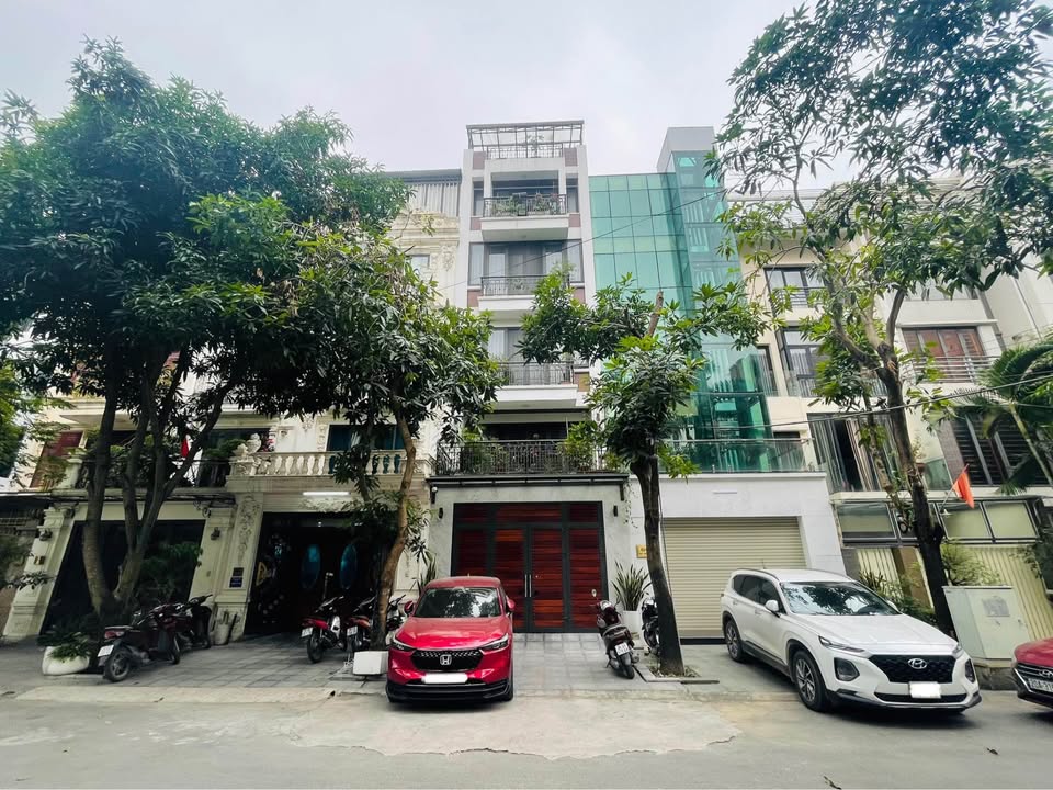 Bán nhà phố 106 Hoàng Quốc Việt 67m² giá thỏa thuận - Vị trí đắc địa, thang máy hiện đại!