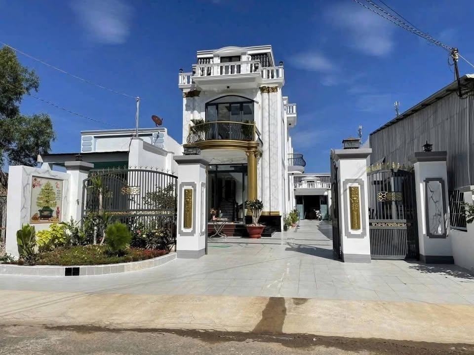 Bán biệt thự khu phố Ninh Hòa, Tây Ninh 305m² giá 4,5 tỷ - Giảm ngay 500 triệu!