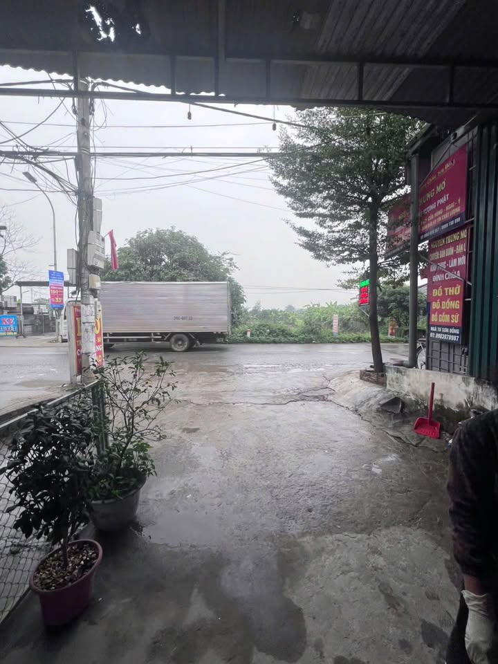 Nhà 3 tầng mặt đường 422B, Sơn Đồng, 123m² chỉ 18 triệu/tháng - Vị trí đắc địa cho kinh doanh