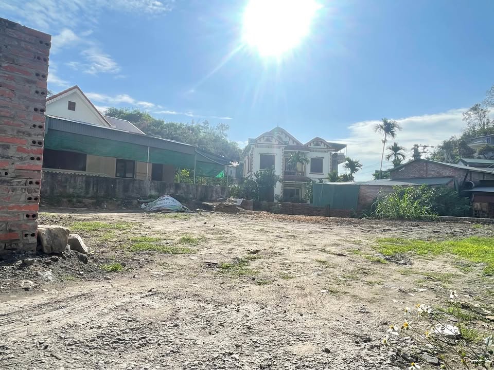 Nhà bán tại Hà Lầm, Hạ Long 83m² giá 2.2 tỷ - Đường ô tô rộng rãi, vị trí thuận lợi!