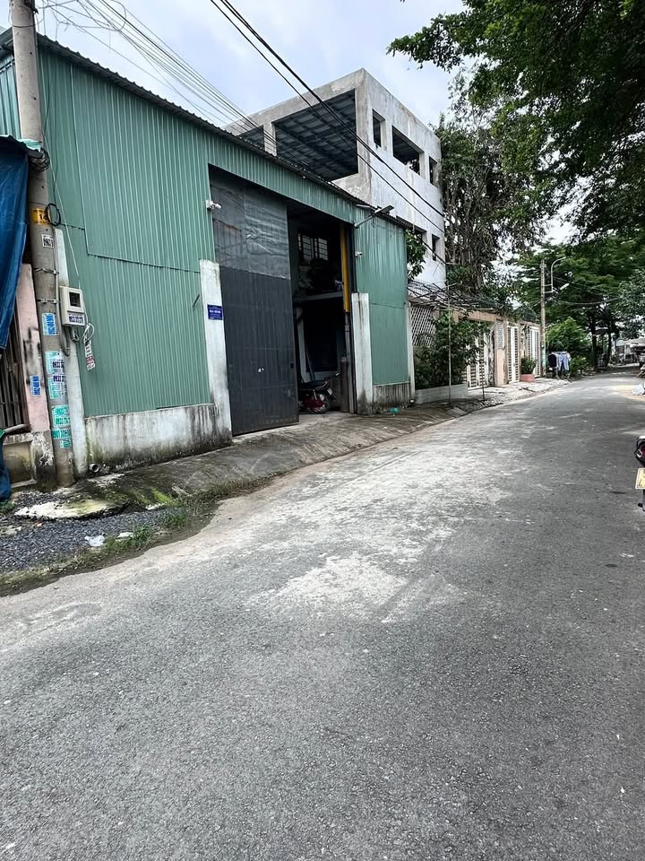 Bán xưởng 180m² tại Hóc Môn giá 7.75 tỷ - Sổ hồng riêng, thương lượng ngay!