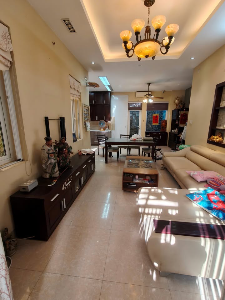 Cho thuê nhà 4 tầng Lĩnh Nam, Hoàng Mai 100m² giá 25 triệu - Phù hợp với gia đình và văn phòng!