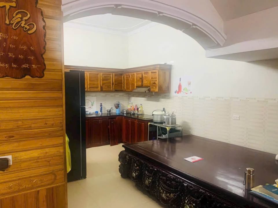 Nhà 3 tầng khu TĐC Trung Đô 160m² giá 9.2 tỷ - Vị trí thuận lợi, gần trường học!