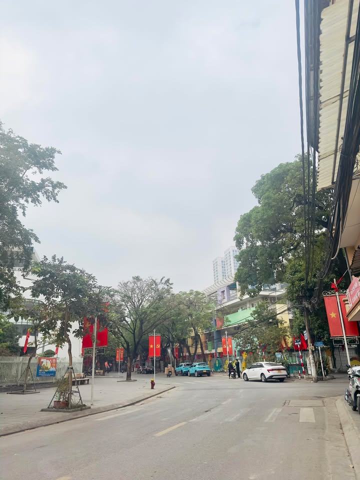 Nhà mặt phố Hoàng Đạo Thành 90m² giá 8 tỷ - Kinh doanh tốt, ô tô đỗ trong nhà!