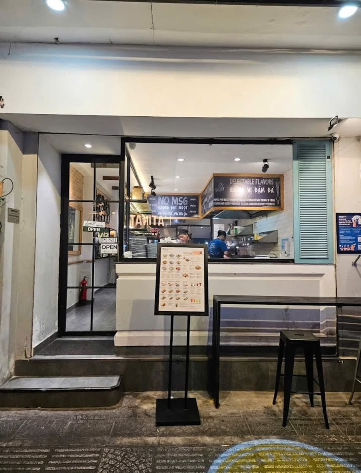 Nhà phố mặt tiền Lê Thánh Tôn, Quận 1, 80m² - Đối diện chợ Bến Thành!