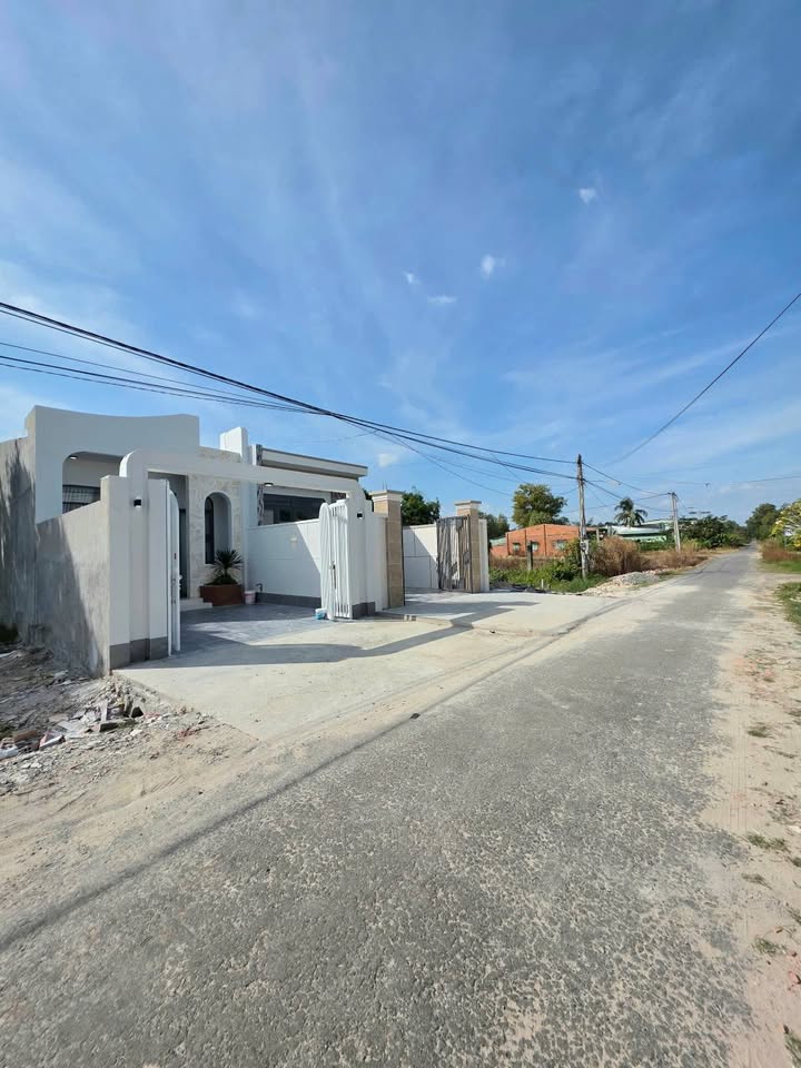 Nhà phố Long Bình, Hòa Thành 125m² giá 1.59 tỷ - Thiết kế kiểu homestay sang trọng!