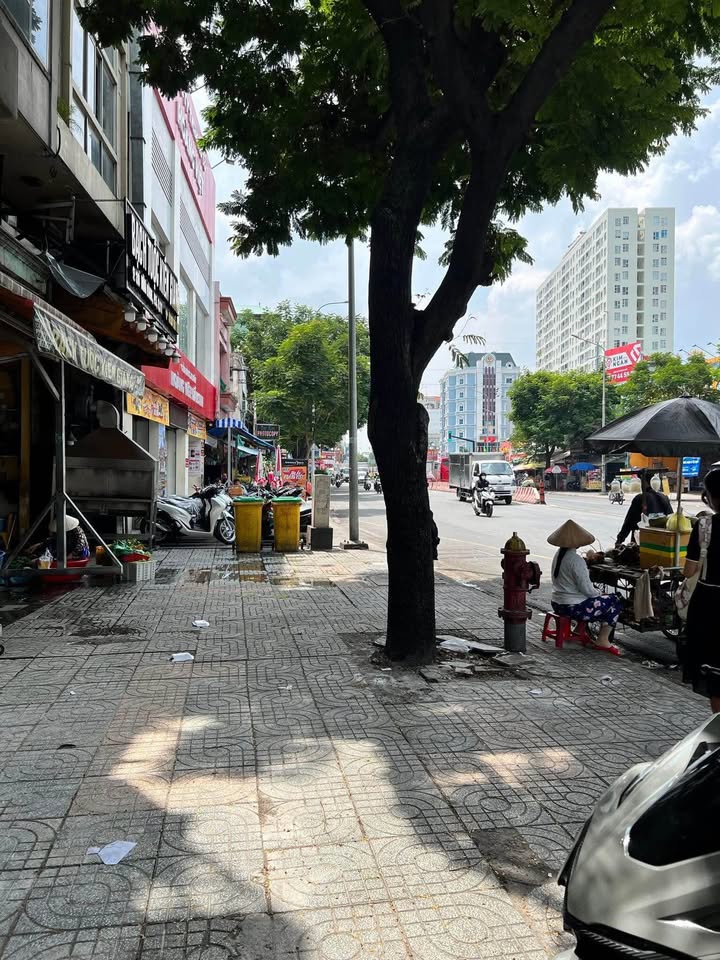 Nhà phố mặt tiền Hòa Bình, quận 11 - 54m² giá 11 tỷ - Kinh doanh sầm uất!