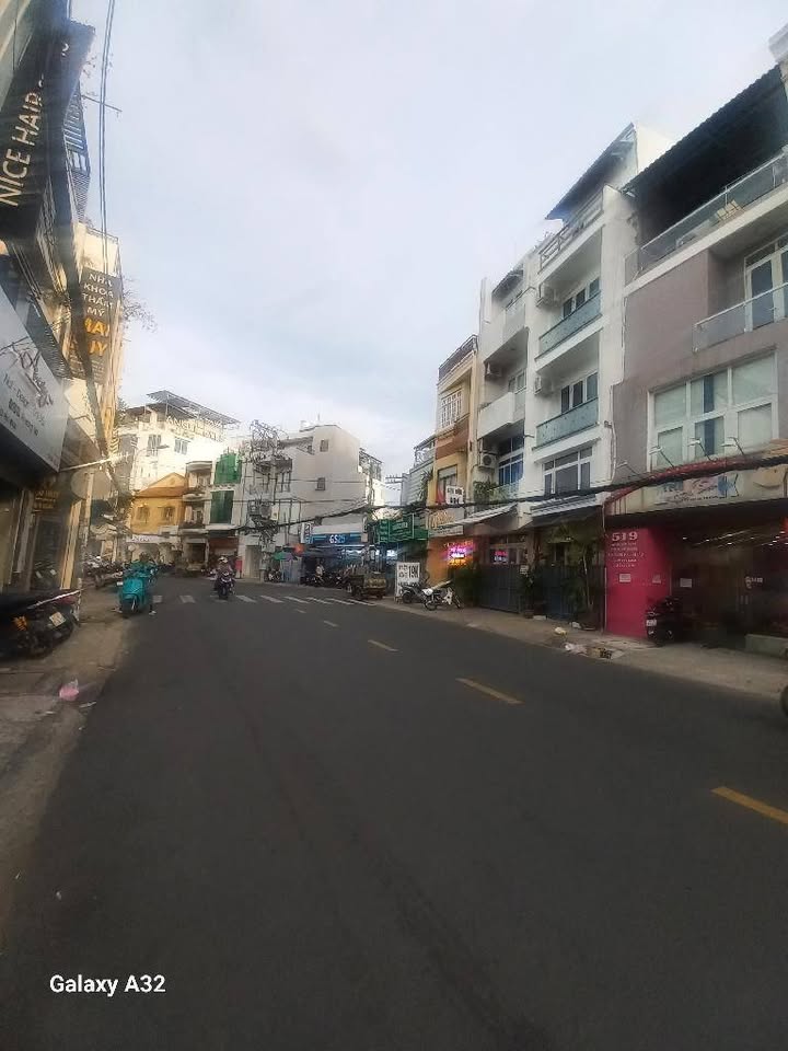 Nhà 2 tầng đường Huỳnh Văn Bánh, Phú Nhuận, 87m² - Giá tốt cho xây mới!