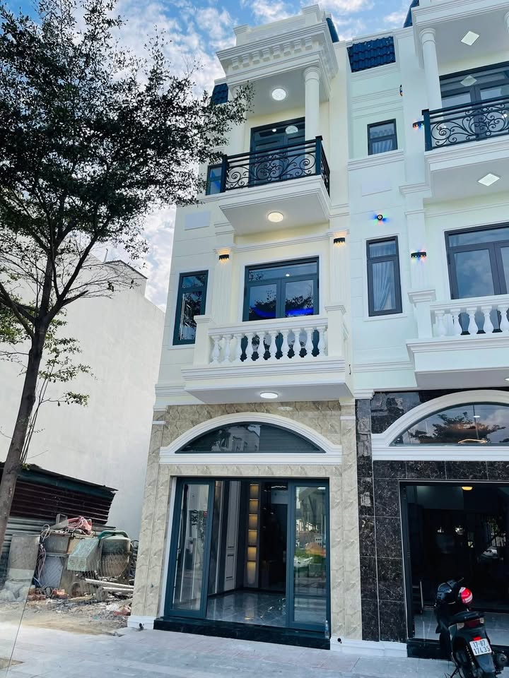 Shophouse Icon Central Dĩ An 64m² giá 5.5 tỷ - Thiết kế hiện đại, vị trí vàng!