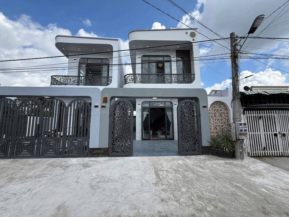 Nhà lầu mới 100% tại Long Hoa, Tây Ninh - Giá 2.45 tỷ, thiết kế sang trọng!