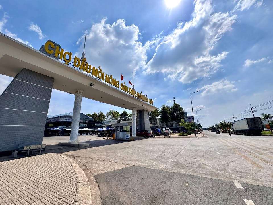 Nhà 2 Lầu 1 Trệt Khu Dân Cư Dầu Giây 100m² giá 4.2 tỷ - Tiện ích đầy đủ, vị trí đẹp!