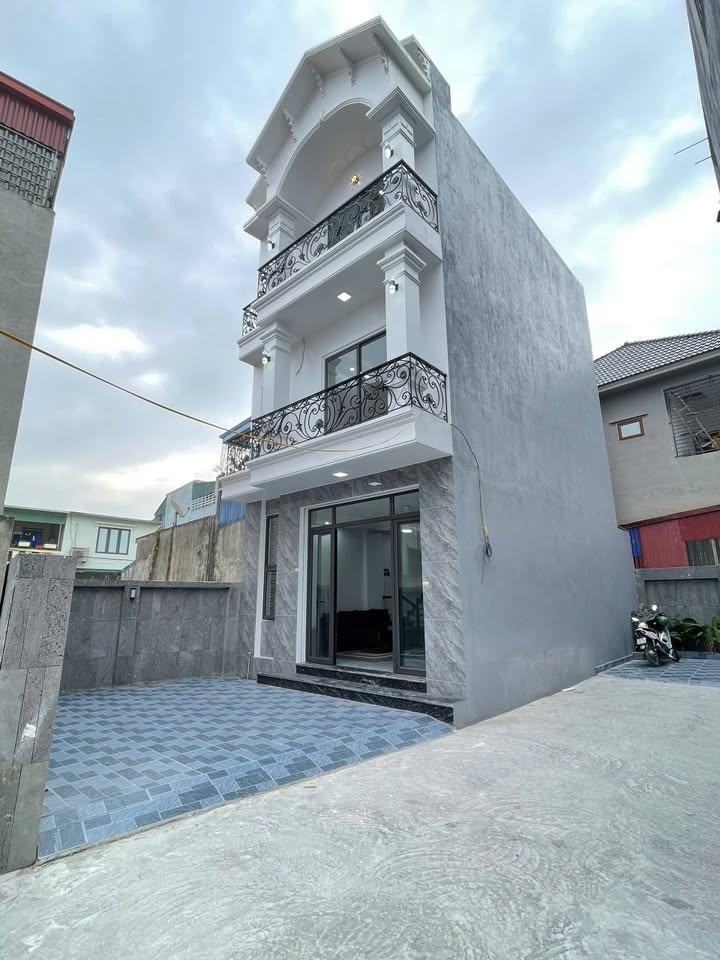 Nhà 3 tầng đường Quỳnh Hoàng 72m² giá 3.29 tỷ - Ô tô đỗ trong sân riêng!