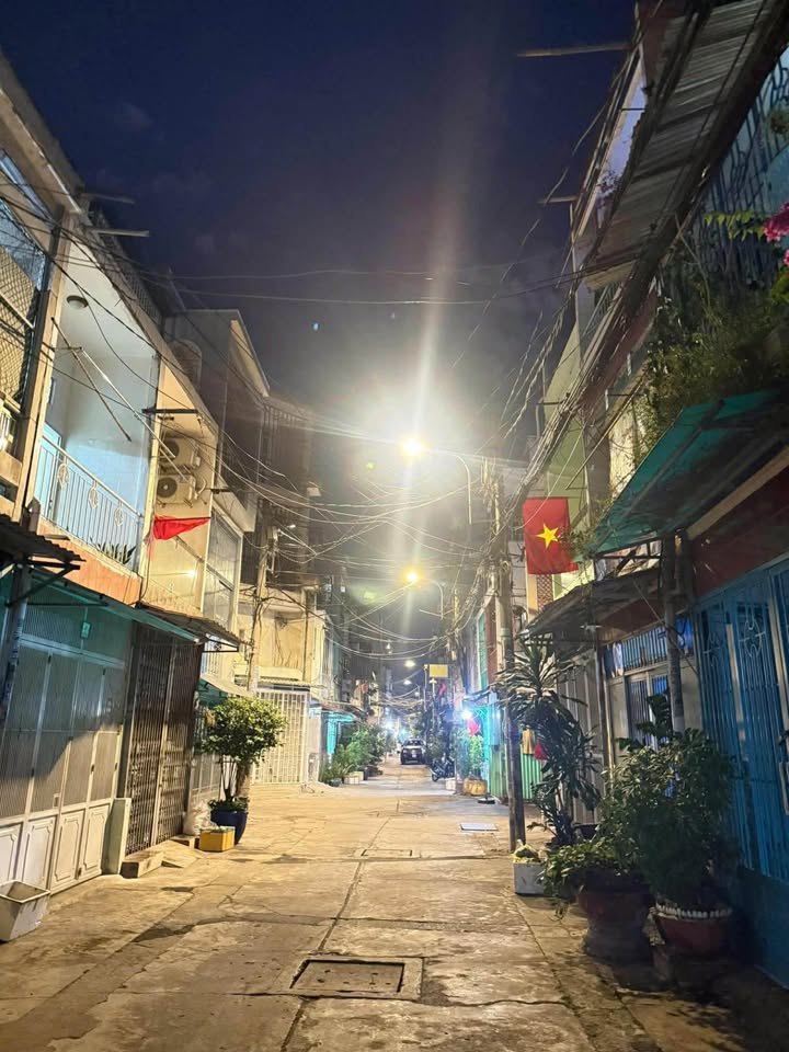 Nhà riêng Lạc Long Quân, Quận 11, 35m² giá 5.9 tỷ - Sổ hồng chính chủ!