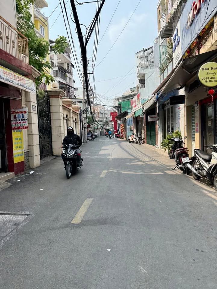 Nhà phố Phú Nhuận 50m² giá 5 tỷ - Hẻm xe hơi đỗ cửa, tiện ích đầy đủ!