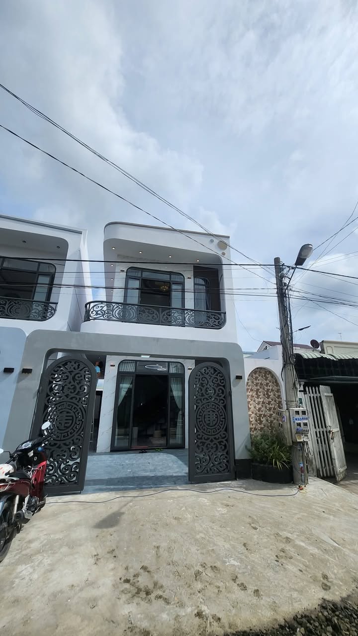 Nhà lầu hiện đại Hòa Thành 110m² giá 2.45 tỷ - Sẵn sàng vào ở ngay!