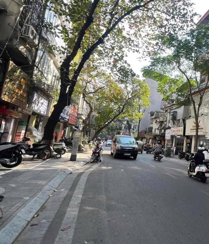 Mặt phố Bưởi, Ba Đình 62m² giá 23,5 tỷ - Giao thông thuận lợi!