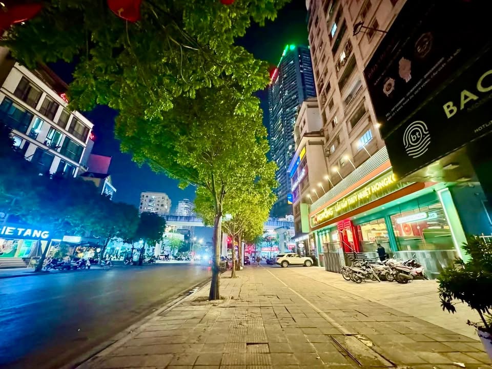 Bán FrontHouse 40m² tại Khúc Thừa Dụ, Cầu Giấy - Giá 33 tỷ - Mặt tiền đẹp, vị trí đắc địa!