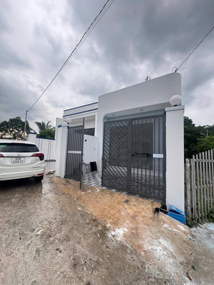 Nhà phố Xuân Tân, Long Khánh 100m² giá 1 tỷ - Thiết kế hiện đại, sổ riêng!