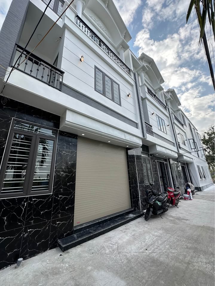 Nhà 3 tầng tân cổ điển Quỳnh Hoàng 45m² giá 2.35 tỷ - Ô tô đỗ cửa ngay!