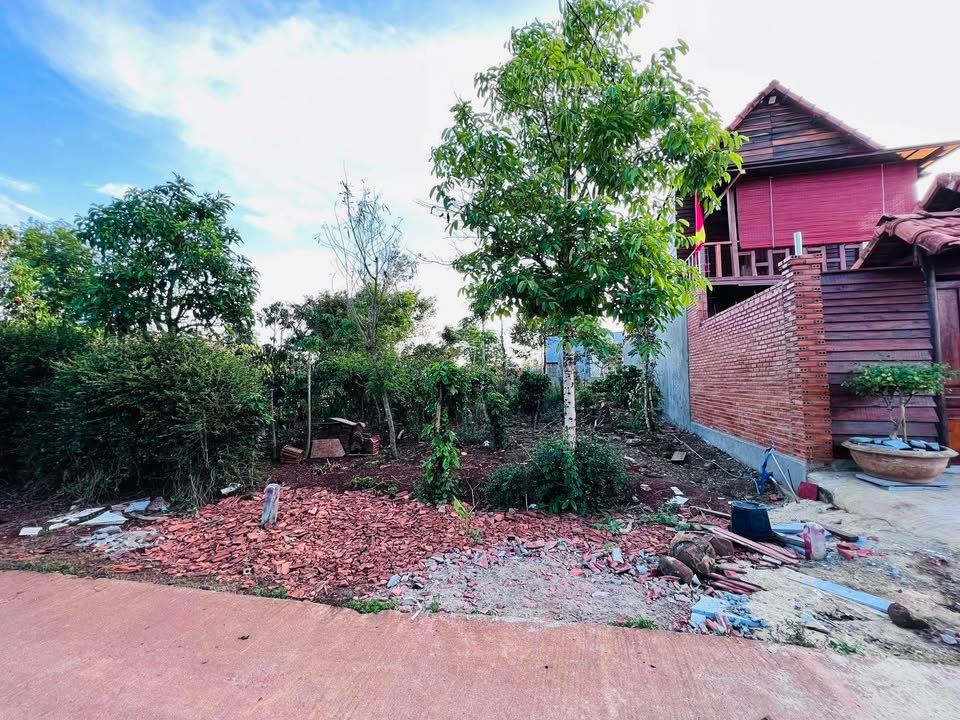 Đất nền Ea Drông, Buôn Hồ 105m² giá 300 triệu - Sổ đỏ chính chủ, bớt lộc cho khách nhanh tay!