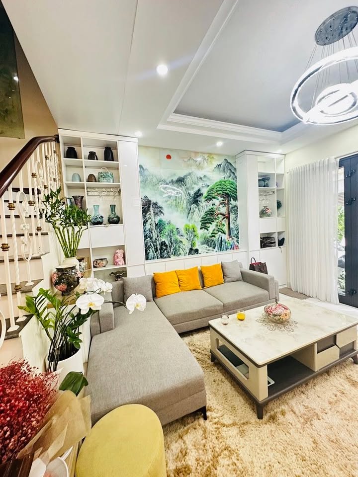 Nhà Thạch Bàn 40m² giá 7 tỷ - Nhà mới full nội thất, sẵn sàng vào ở!